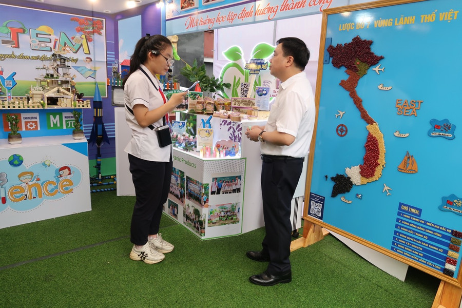 Gian trưng bày sản phẩm STEM của thầy trò quận Lê Chân trong Ngày hội STEM cấp thành phố. Gian trưng bày sản phẩm STEM của thầy trò quận Lê Chân trong Ngày hội STEM cấp thành phố.