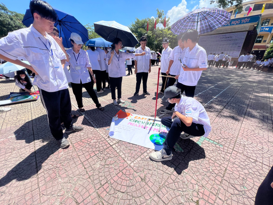 Qua hoạt động này, học sinh biết tính toán góc trong Toán học, hiểu được đường đi của tia sáng mặt trời, biết xác định vị trí bóng nắng...