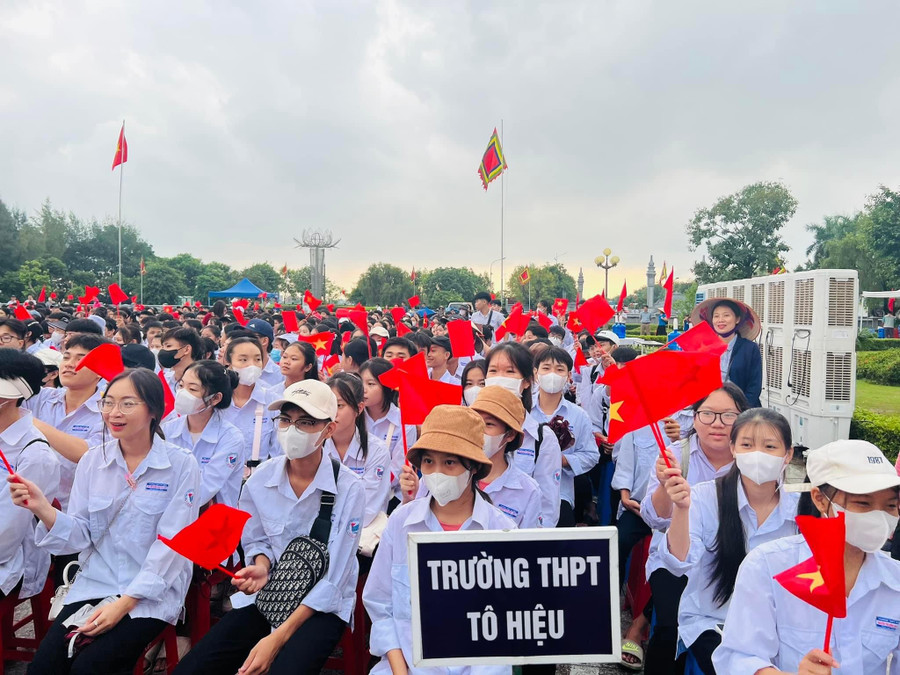 Học sinh các trường THPT trong huyện Vĩnh Bảo đến cổ vũ cho Thành. Học sinh các trường THPT trong huyện Vĩnh Bảo đến cổ vũ cho Thành.