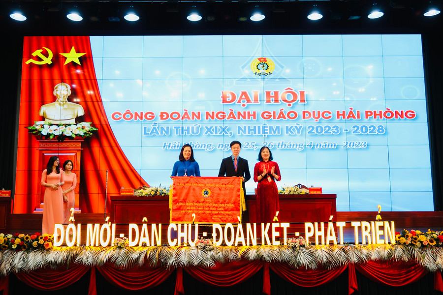 Công đoàn ngành Giáo dục Hải Phòng vinh dự nhận bức trướng của thành phố.