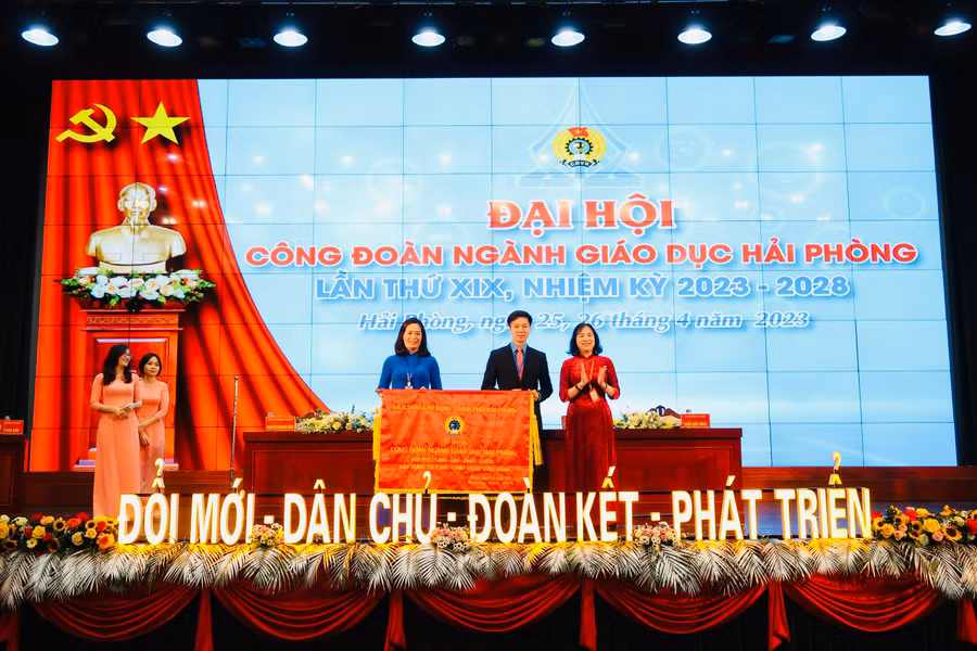 Công đoàn ngành Giáo dục Hải Phòng vinh dự nhận bức trướng của thành phố.