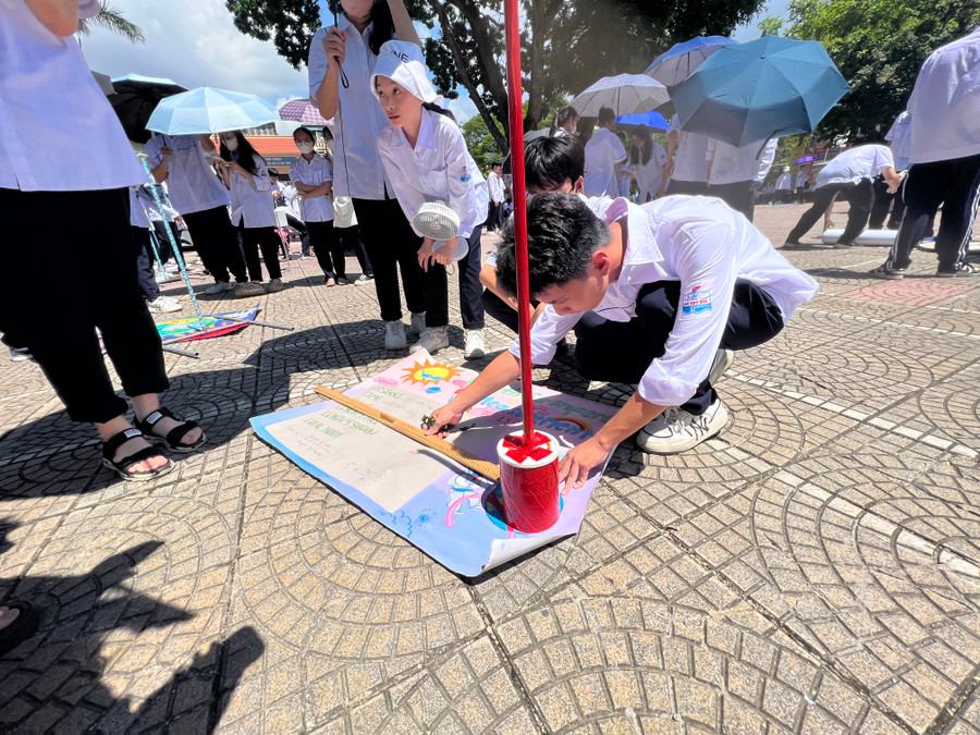 Thực hành đo chu vi trái đất.