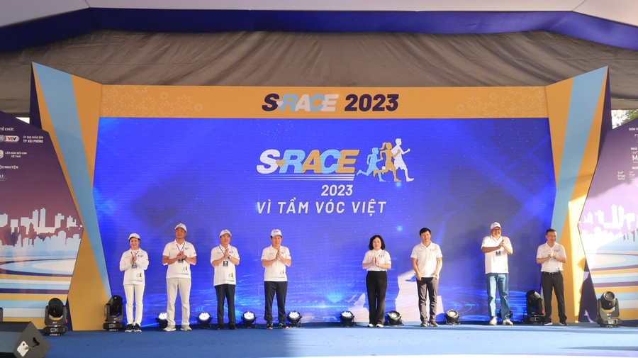 Lãnh đạo Bộ GD&ĐT, UBND TP Hải Phòng cùng đơn vị tài trợ nhấn nút khai mạc giải. Lãnh đạo Bộ GD&ĐT, UBND TP Hải Phòng cùng đơn vị tài trợ nhấn nút khai mạc giải.