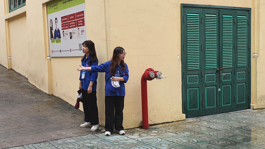 Sinh viên tình nguyện hướng dẫn đường và hỗ trợ thí sinh vào trường thi.