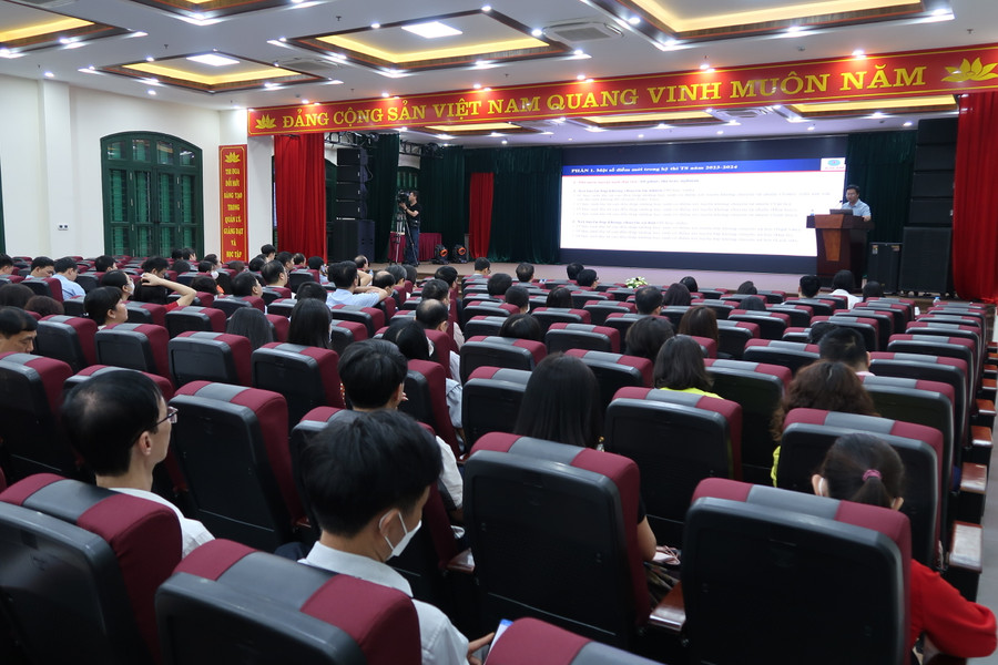 Công tác tập huấn về 2 kỳ thi được tổ chức sáng 21/4, tại Trường THPT Ngô Quyền. Công tác tập huấn về 2 kỳ thi được tổ chức sáng 21/4, tại Trường THPT Ngô Quyền.