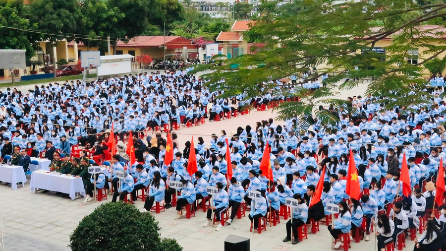 Học sinh Trường THPT Lê Chân nghe nhân chứng kể những câu chuyện lịch sử xúc động. Học sinh Trường THPT Lê Chân nghe nhân chứng kể những câu chuyện lịch sử xúc động.