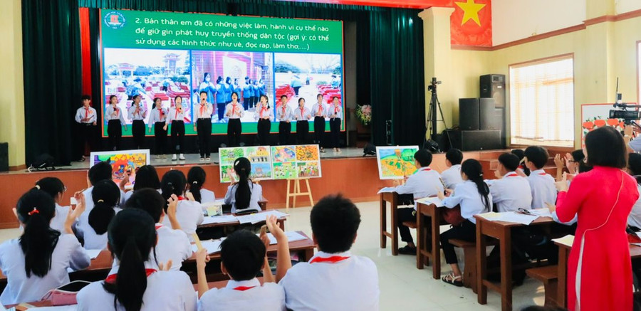 Học sinh báo cáo nhiệm vụ cô giáo giao qua các hình thức sinh động.