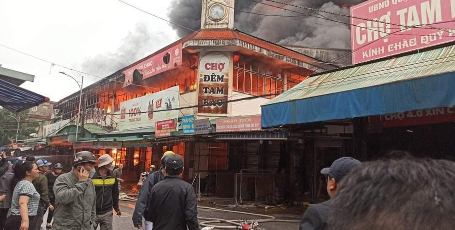 Chợ đêm Tam Bạc bốc cháy sáng 12/2. Chợ đêm Tam Bạc bốc cháy sáng 12/2.