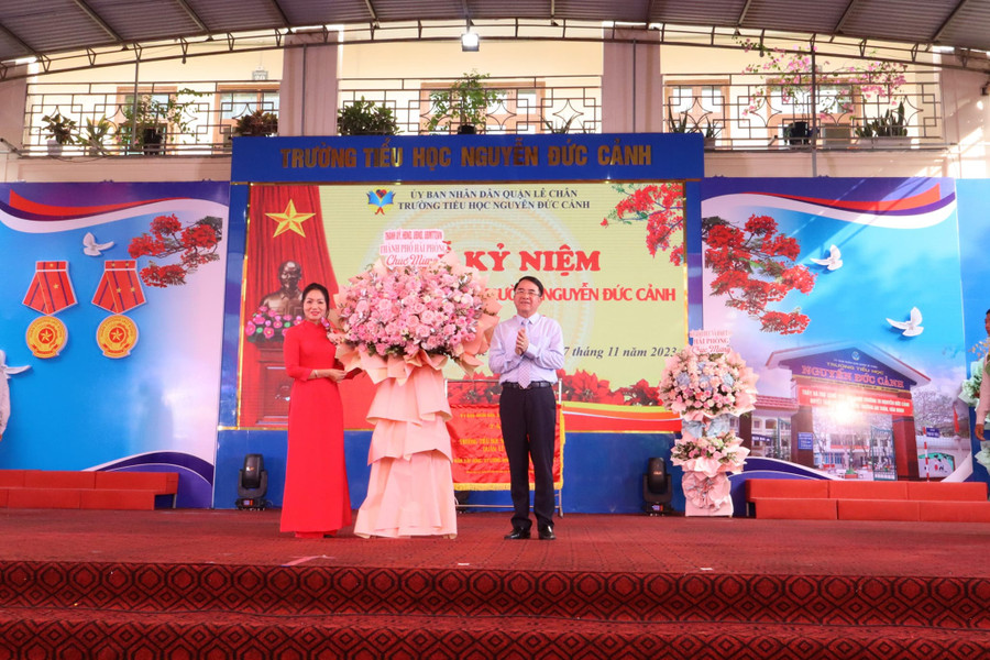 Lãnh đạo TP Hải Phòng tặng hoa chúc mừng nhà trường.
