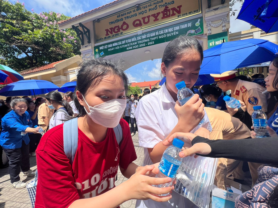 Thí sinh được lực lượng tiếp sức mùa thi phát nước sau khi kết thúc môn thi đầu tiên. Thí sinh được lực lượng tiếp sức mùa thi phát nước sau khi kết thúc môn thi đầu tiên.