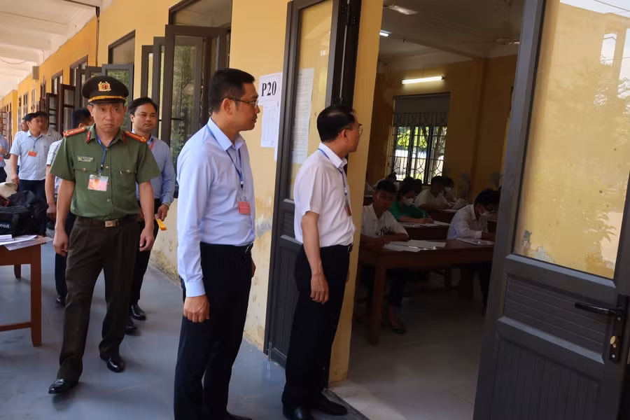 Đoàn công tác của TP Hải Phòng kiểm tra tại Hội đồng thi Trường THPT Mạc Đĩnh Chi, quận Dương Kinh.