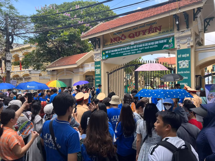 Cổng trường THPT Ngô Quyền lúc 10h10' ngày 2/6. Cổng trường THPT Ngô Quyền lúc 10h10' ngày 2/6.