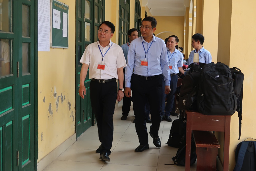 Ông Lê Khắc Nam, Phó Chủ tịch UBND TP Hải Phòng nhấn mạnh: Không có vùng cấm trong công tác tổ chức thi vì thế bất kì ai vi phạm phải xử lý nghiêm. Ông Lê Khắc Nam, Phó Chủ tịch UBND TP Hải Phòng nhấn mạnh: Không có vùng cấm trong công tác tổ chức thi vì thế bất kì ai vi phạm phải xử lý nghiêm.