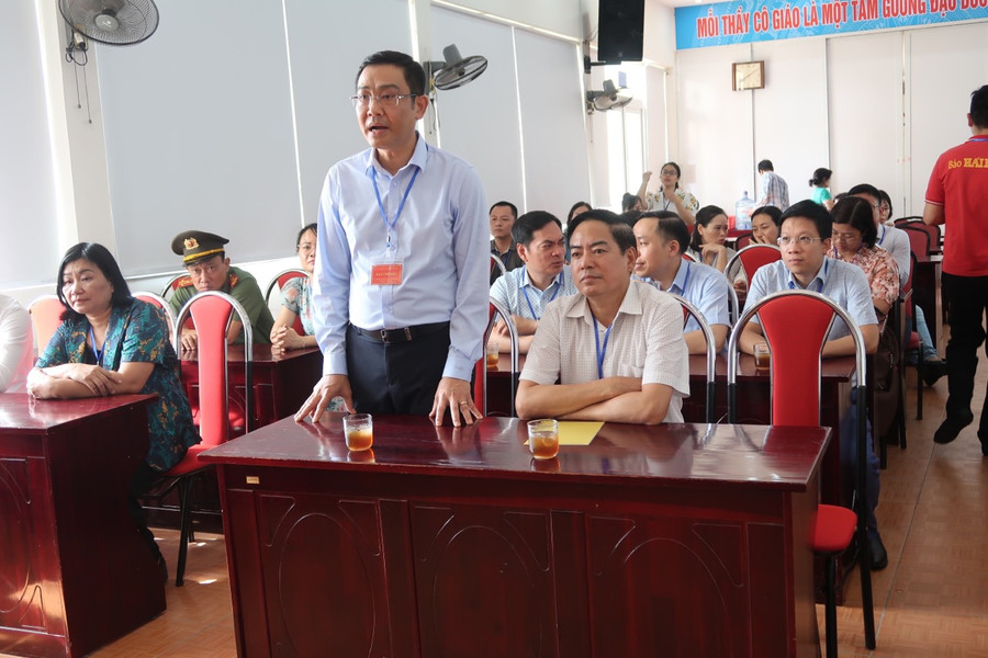 Ông Bùi Văn Kiệm, Giám đốc Sở GD&ĐT Hải Phòng báo cáo về công tác tổ chức thi vào lớp 10 năm học 2023-2024. Ông Bùi Văn Kiệm, Giám đốc Sở GD&ĐT Hải Phòng báo cáo về công tác tổ chức thi vào lớp 10 năm học 2023-2024.