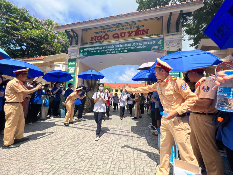 Thí sinh đầu tiên bước ra trường thi THPT Ngô Quyền, quận Lê Chân. Thí sinh đầu tiên bước ra trường thi THPT Ngô Quyền, quận Lê Chân.
