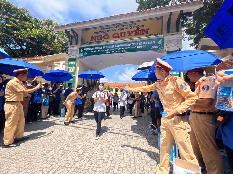 Thí sinh đầu tiên bước ra trường thi THPT Ngô Quyền, quận Lê Chân.