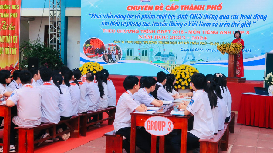 Cô giáo Lê Thị Minh Tâm, Hiệu trưởng Trường THCS Trần Phú phát biểu đề dẫn chuyên đề.