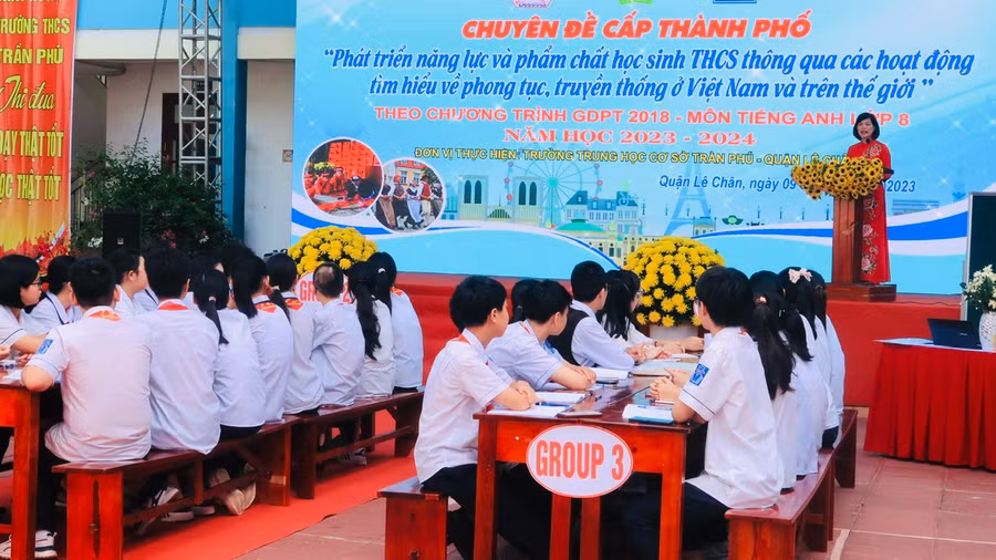 Cô giáo Lê Thị Minh Tâm, Hiệu trưởng Trường THCS Trần Phú phát biểu đề dẫn chuyên đề.