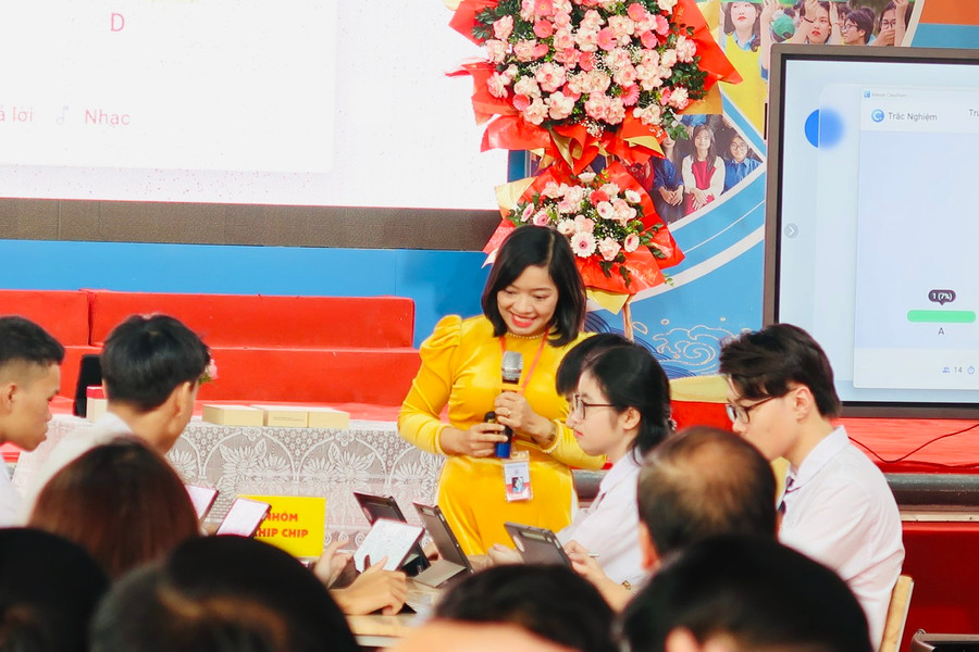 Cô trò tương tác tích cực trong giờ học.