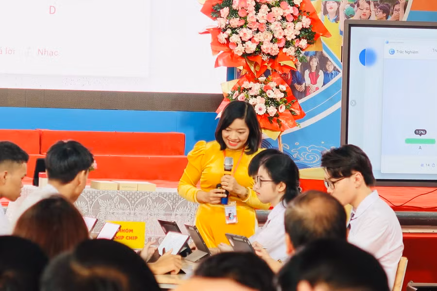 Cô trò tương tác tích cực trong giờ học.