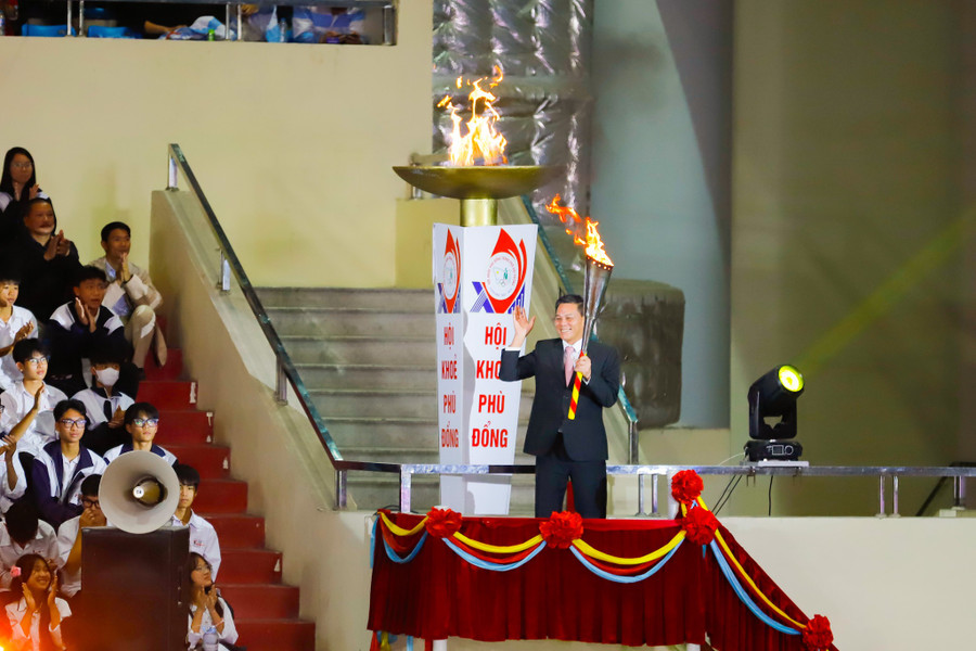 Ông Nguyễn Văn Tùng, Chủ tịch UBND TP Hải Phòng thắp đuốc lên đài lửa. Ông Nguyễn Văn Tùng, Chủ tịch UBND TP Hải Phòng thắp đuốc lên đài lửa.