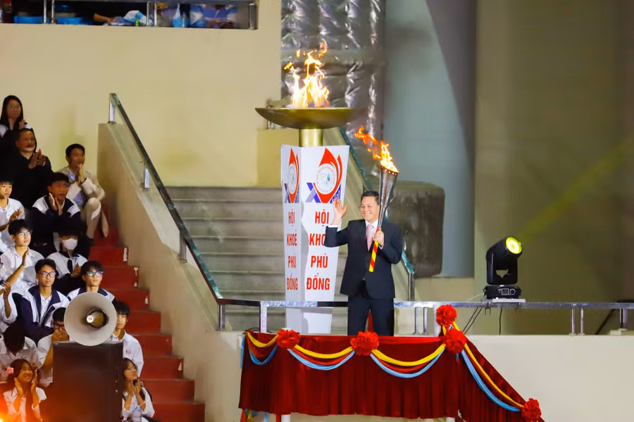 Ông Nguyễn Văn Tùng, Chủ tịch UBND TP Hải Phòng thắp đuốc lên đài lửa.