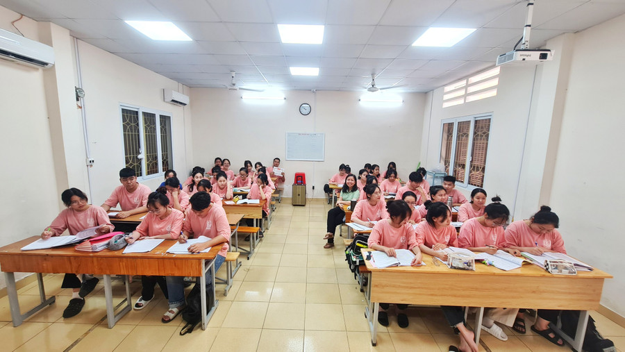 Học sinh lớp 12, Trường THPT Kiến Thuỵ trong ngày ôn thi cuối cùng. Học sinh lớp 12, Trường THPT Kiến Thuỵ trong ngày ôn thi cuối cùng.