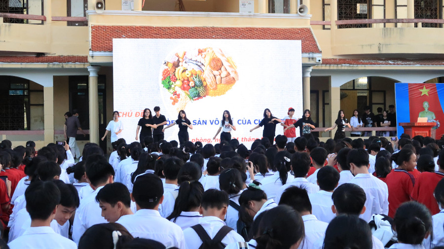 Học sinh hào hứng tham gia chuyên đề. Học sinh hào hứng tham gia chuyên đề.