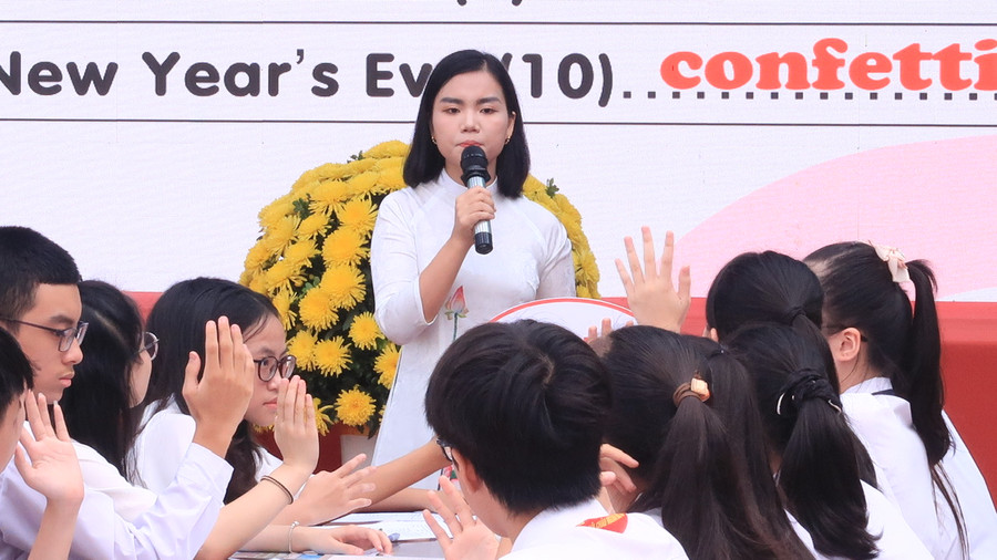 Cô giáo Trần Thị Quỳnh Anh trong giờ lên lớp với học sinh lớp 8 Trường THCS Trần Phú.