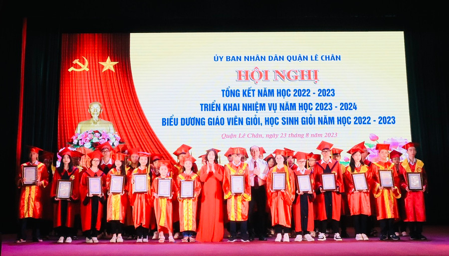 Các em học sinh đạt thành tích cao được biểu dương, khen thưởng. Các em học sinh đạt thành tích cao được biểu dương, khen thưởng.