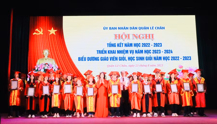 Các em học sinh đạt thành tích cao được biểu dương, khen thưởng.