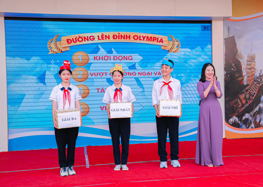 Kết thúc bài học, các đội nhận phần quà khen thưởng của cô giáo. Kết thúc bài học, các đội nhận phần quà khen thưởng của cô giáo.