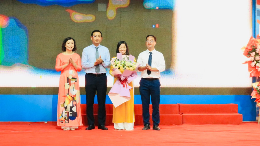 Ông Bùi Văn Kiệm, Giám đốc Sở GD&amp;ĐT Hải Phòng (áo xanh) tặng hoa chúc mừng.