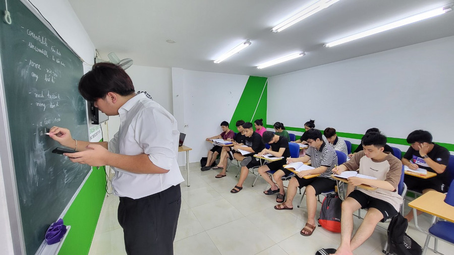 Hùng Khánh thích được tham gia trợ giảng tại Trung tâm tiếng Anh để rèn luyện mình. Hùng Khánh thích được tham gia trợ giảng tại Trung tâm tiếng Anh để rèn luyện mình.