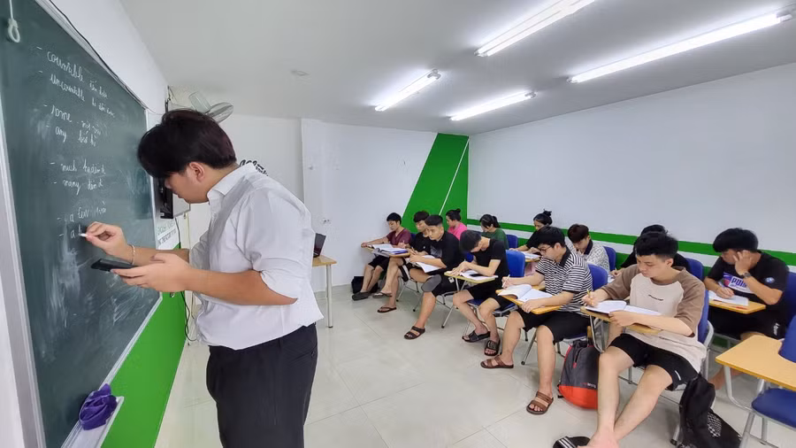 Hùng Khánh thích được tham gia trợ giảng tại Trung tâm tiếng Anh để rèn luyện mình.