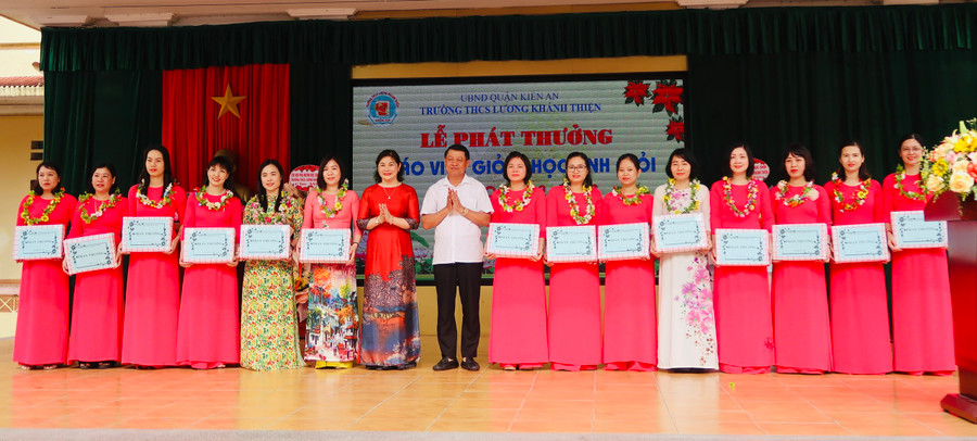 Giáo viên đạt thành tích cao được khen thưởng.