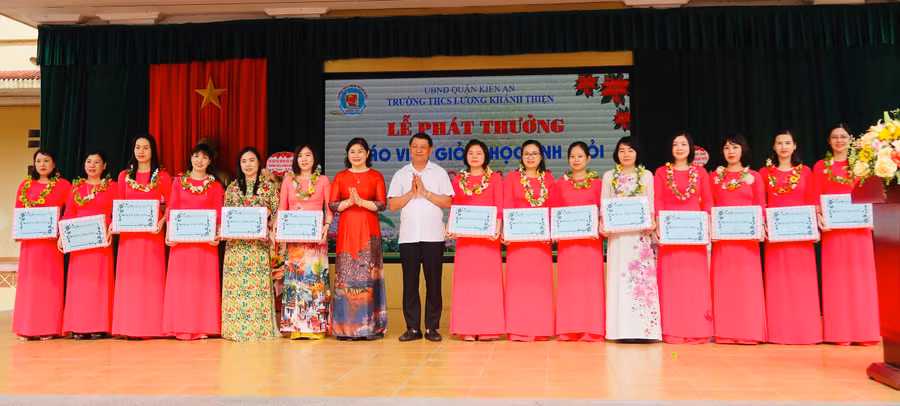 Giáo viên đạt thành tích cao được khen thưởng.