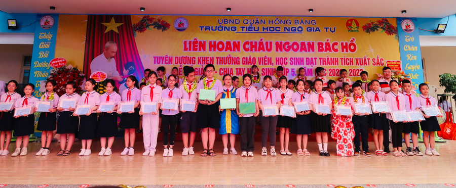 Học sinh Trường Tiểu học Ngô Gia Tự, quận Hồng Bàng nhận khen thưởng.