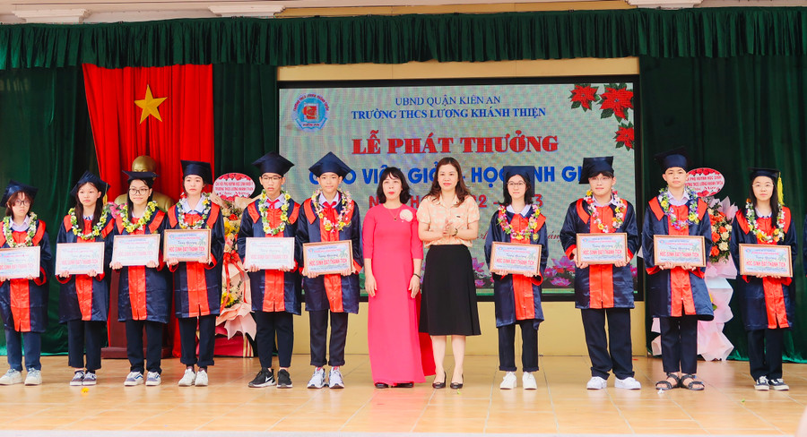 Các em học sinh giỏi là những bông hoa thơm trong vườn hoa trạng nguyên của ngành Giáo dục quận Kiến An được biểu dương khen thưởng.