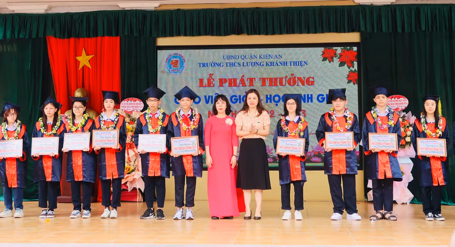 Các em học sinh giỏi là những bông hoa thơm trong vườn hoa trạng nguyên của ngành Giáo dục quận Kiến An được biểu dương khen thưởng.