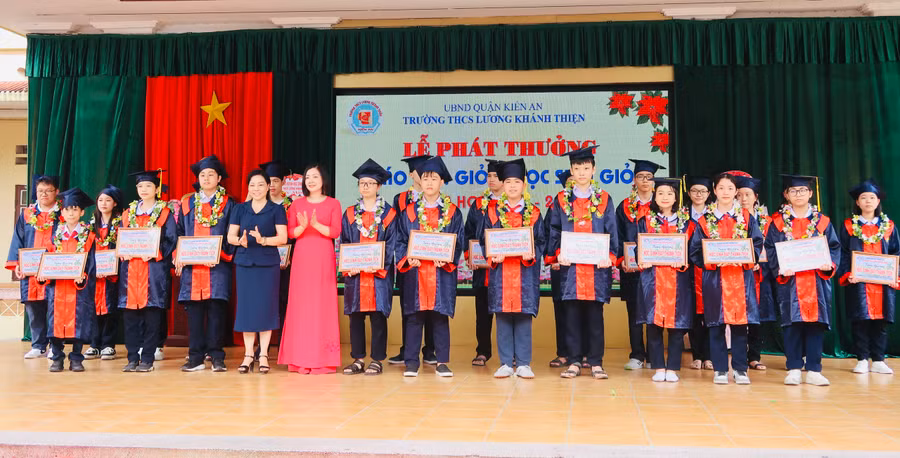 Học sinh Trường THCS Lương Khánh Thiện, quận Kiến An, TP Hải Phòng vinh dự nhận khen thưởng của lãnh đạo quận.