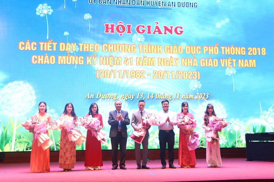 Lãnh đạo Sở GD&amp;ĐT, UBND huyện An Dương tặng hoa thầy cô tham dự Hội giảng.