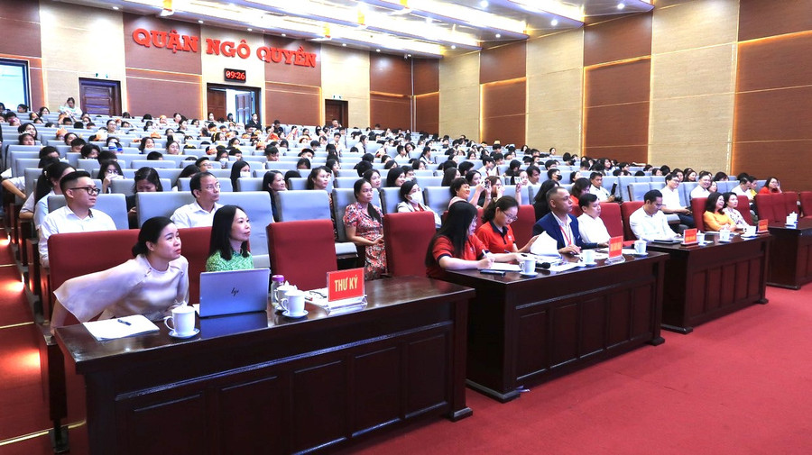 Cán bộ, giáo viên, học sinh tham dự chương trình.