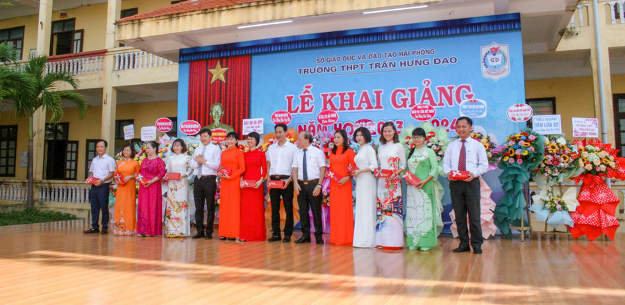 Thầy Hiệu trưởng Ngô Hồng Tân và ông Nguyễn Trọng Tuấn - Trưởng ban Tổ chức Huyện ủy An Lão khen thưởng các thầy cô giáo đạt thành tích cao nhân dịp khai giảng năm học mới. Thầy Hiệu trưởng Ngô Hồng Tân và ông Nguyễn Trọng Tuấn - Trưởng ban Tổ chức Huyện ủy An Lão khen thưởng các thầy cô giáo đạt thành tích cao nhân dịp khai giảng năm học mới.