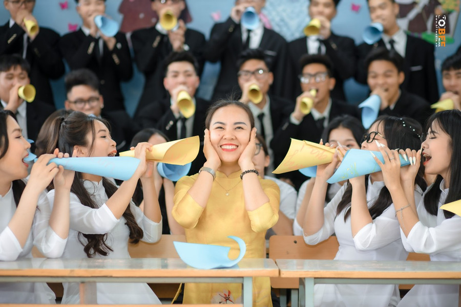Cô Thắng cùng học trò lớp 12 lưu lại những kỉ niệm đẹp dưới mái trường. Cô Thắng cùng học trò lớp 12 lưu lại những kỉ niệm đẹp dưới mái trường.