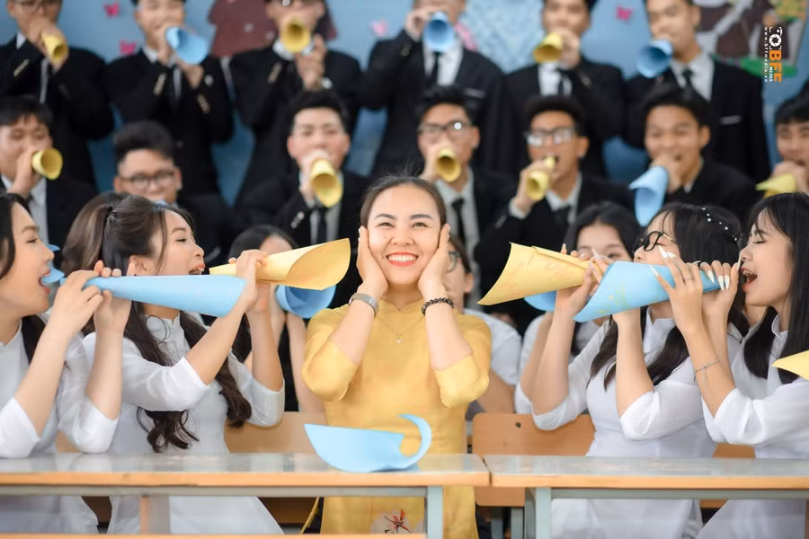 Cô Thắng cùng học trò lớp 12 lưu lại những kỉ niệm đẹp dưới mái trường. Cô Thắng cùng học trò lớp 12 lưu lại những kỉ niệm đẹp dưới mái trường.