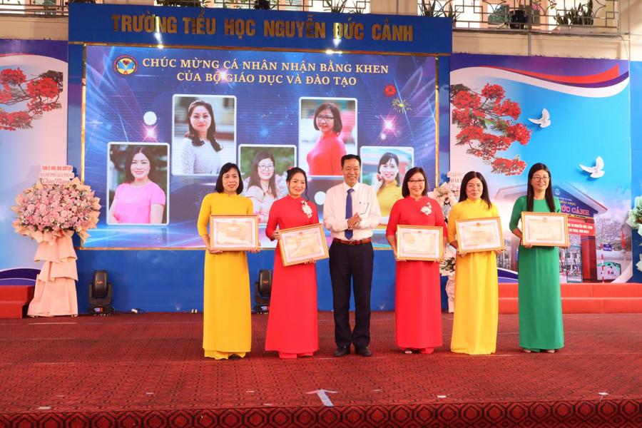 Cán bộ, giáo viên vinh dự nhận Bằng khen của Bộ GD&amp;ĐT.