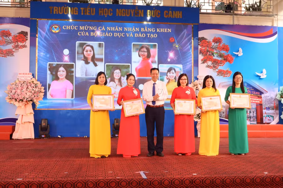 Cán bộ, giáo viên vinh dự nhận Bằng khen của Bộ GD&amp;ĐT.