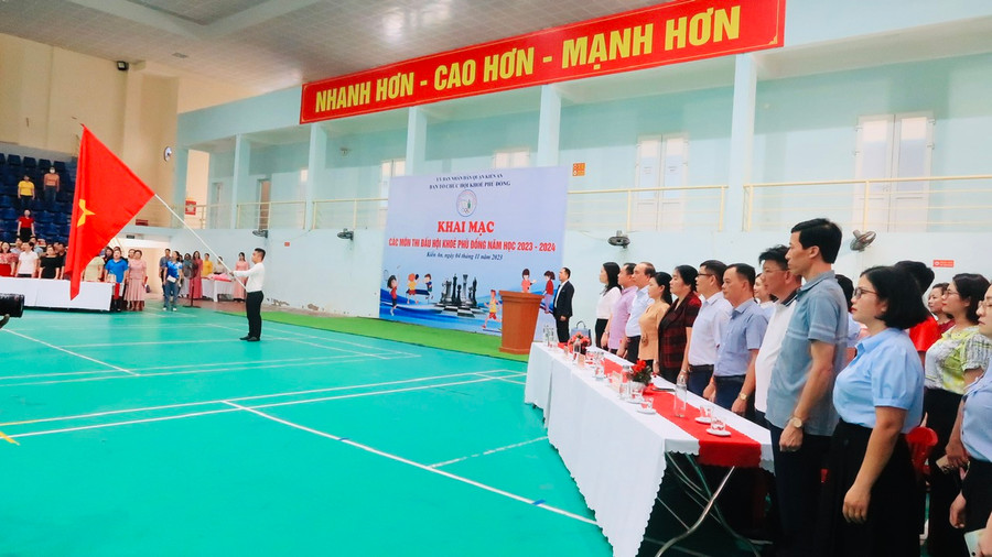 Các đại biểu thực hiện nghi lễ chào cờ.