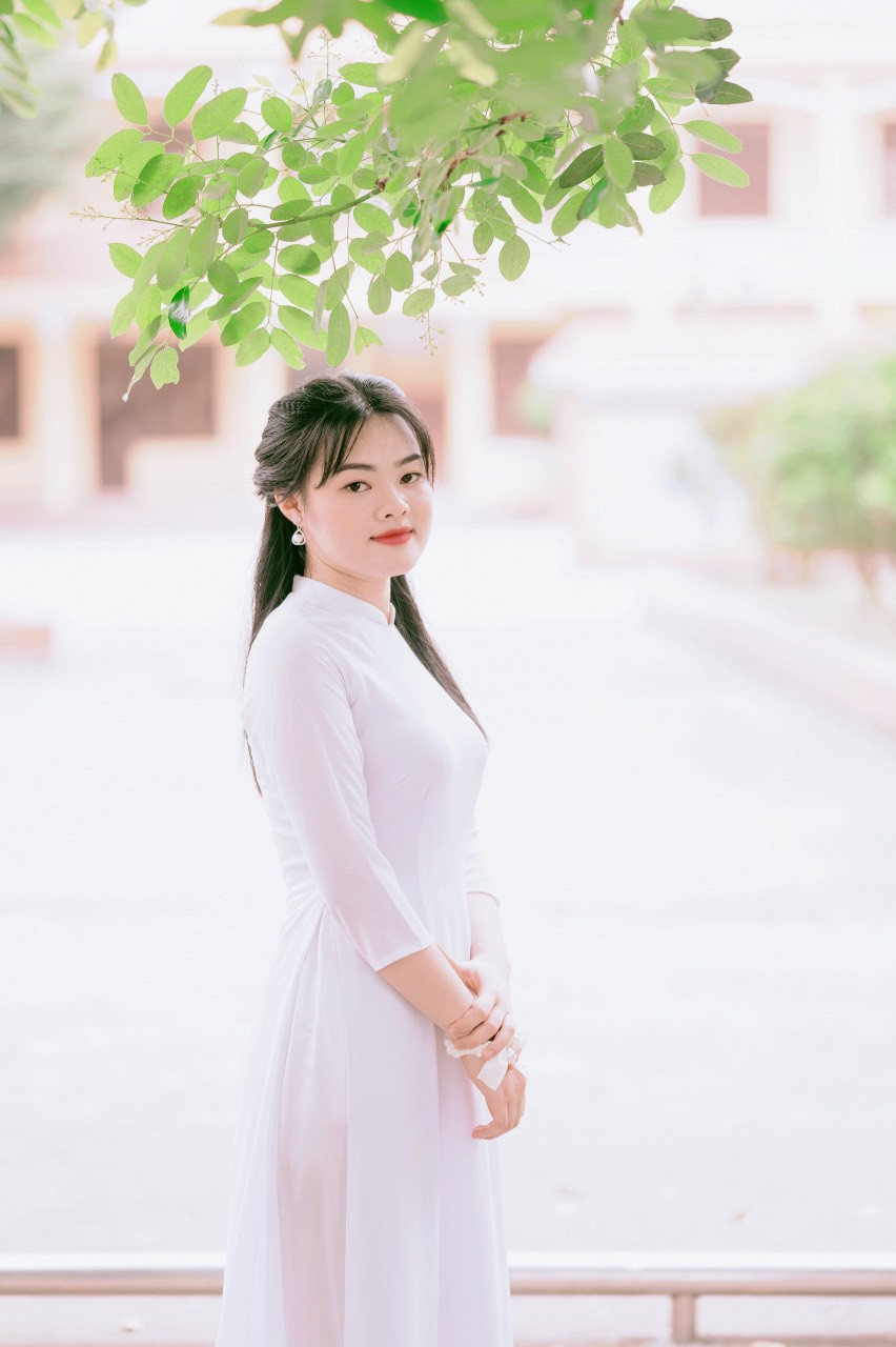 Vân Anh sinh ra trong gia đình gia giáo. Bố em là bộ đội, còn mẹ em là giáo viên THCS. Vân Anh sinh ra trong gia đình gia giáo. Bố em là bộ đội, còn mẹ em là giáo viên THCS.